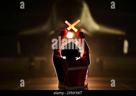 Las Vegas, Nevada, États-Unis. 23 juillet 2024. Un aviateur de l'US Air Force affecté au 28th maintenance Group signale à un B-1B lancer de freiner sur la voie de circulation à la base aérienne de Nellis, Nev., le 23 juillet 2024, en soutien au Red Flag 24-3. Red Flag forme les aviateurs et les Gardiens sur la stratégie, la conception des forces et la lutte contre les adversaires dans le but de construire une force qui réduira les vulnérabilités de la Force aérienne, capitalisera sur les forces et exploitera les faiblesses des adversaires. (Crédit image : © Brittany Kenney/U.S. Air Force/ZUMA Press Wire) À USAGE ÉDITORIAL EXCLUSIF ! Non destiné à UN USAGE commercial ! Banque D'Images