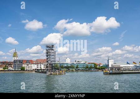 Vue depuis le car ferry sur le lac de Constance jusqu'à l'entrée du port et la promenade du front de mer de la ville de Friedrichshafen, le lac de Constance Banque D'Images