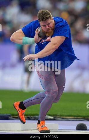 Ryan Crouser de Team USA concourt lors de la qualification masculine au lancer du poids au stade de France lors des Jeux Olympiques d'été de Paris 2024 à Paris, France, vendredi 2 août 2024. Photo de Paul Hanna/UPI Banque D'Images