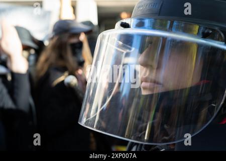 Une policière en tenue anti-émeute lors d'un rassemblement de manifestants d'antifa répondant à un rassemblement d'extrême droite dans le centre-ville de Portland Banque D'Images