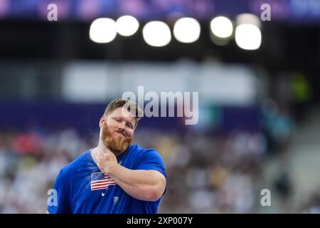 Ryan Crouser de Team USA concourt lors de la qualification masculine au lancer du poids au stade de France lors des Jeux Olympiques d'été de Paris 2024 à Paris, France, vendredi 2 août 2024. Photo de Paul Hanna/UPI Banque D'Images