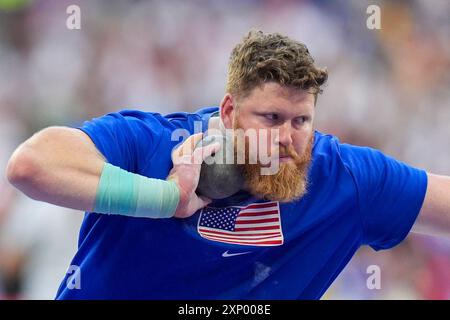 Ryan Crouser de Team USA concourt lors de la qualification masculine au lancer du poids au stade de France lors des Jeux Olympiques d'été de Paris 2024 à Paris, France, vendredi 2 août 2024. Photo de Paul Hanna/UPI Banque D'Images