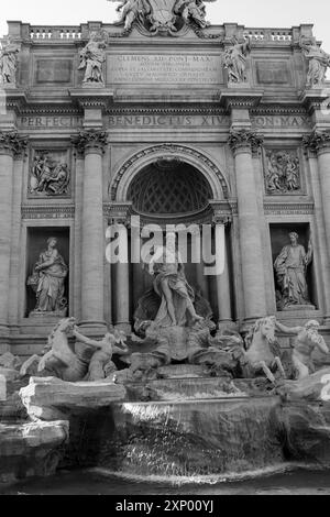 Gros plan noir et blanc de la Fontaine de Trevi (Fontana di Trevi), la plus grande fontaine baroque de la ville située dans le district de Trevi entre trois routes Banque D'Images