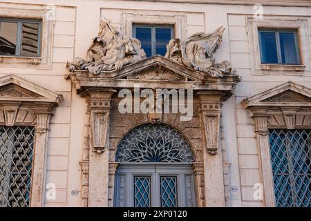 Le Palazzo della Consulta, un palais baroque tardif abritant la Cour constitutionnelle d'Italie porte d'entrée décoration détaillée Banque D'Images