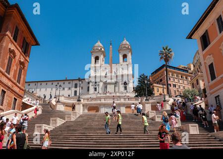 Église de Santissima Trinità dei Monti (très Sainte Trinité sur les Monts) située au-dessus des célèbres escaliers espagnols de la Piazza di Spagna Banque D'Images