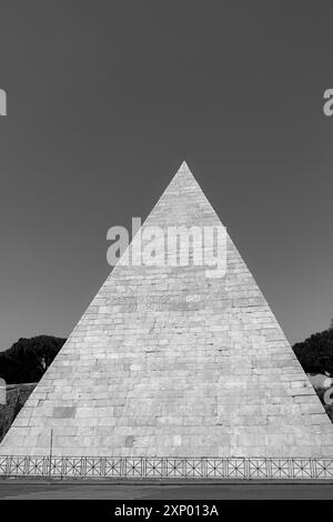 Rome, Italie- 29 juillet 2019 : Pyramide noire et blanche de Cestius en gros plan, une pyramide de l'époque romaine près de la Porta San Paolo. Une attraction populaire à Rome Banque D'Images