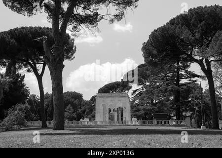 Rome, Italie- 29 juillet 2019 : le monument de la structure carrée Mausoleo Ossario Garibaldino situé sur la colline du Janiculum en noir et blanc Banque D'Images