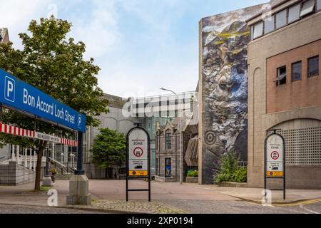 Aberdeen, en Écosse, est l'une des meilleures destinations de Street art au monde et bien connue pour ses peintures murales à grande échelle dans le centre-ville. Banque D'Images