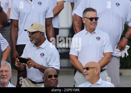 Vendredi 2 août 2024 ; Canton, Ohio États-Unis; Dan Marino, ancien quarterback des Miami Dolphins, sourit lors de la photo du NFL Pro Football Hall of Famer à cent Banque D'Images