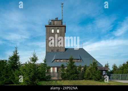 La station météorologique sur la montagne de Fichtelberg près d'Oberwiesenthal en Saxe Banque D'Images