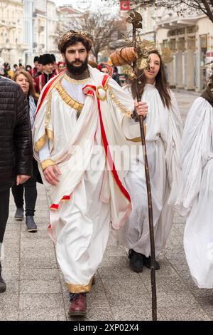 Plovdiv, Bulgarie, 26 novembre 2021 : défilé des jeunes vins dans la vieille ville, procession dionysiaque Banque D'Images