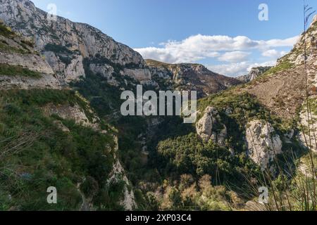 Magnifique canyon à la réserve naturelle orientée Cavagrande del Cassibile, Syracuse, Italie. Banque D'Images