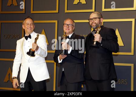 Jonas Rivera, Mark Nielsen et Josh Cooley lors de la 92e cérémonie des Oscars, salle de presse qui s'est tenue au Dolby Theatre à Hollywood, États-Unis, le 9 février 2020 Banque D'Images