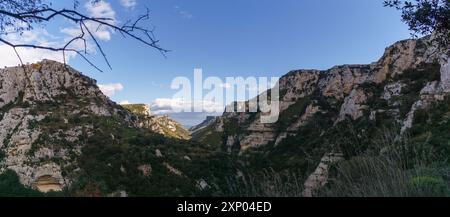 Vue panoramique sur le magnifique canyon de la réserve naturelle orientée Cavagrande del Cassibile, Syracuse, Sicile, Italie Banque D'Images