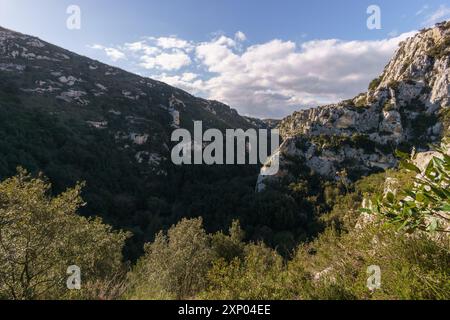 Magnifique canyon à la réserve naturelle orientée Cavagrande del Cassibile, Syracuse, Sicile, Italie Banque D'Images