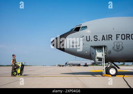 David Kelley, chef d'équipage du 914e Escadron de maintenance d'aéronefs, se tient à proximité d'un KC-135R Stratotanker à la station de réserve aérienne de Niagara Falls, New York, le 1er août 2024. En tant que chef d'équipage, votre travail consiste à gérer et à entretenir un aéronef assigné, en le gardant prêt à décoller pour quelque raison que ce soit, quand et où que ce soit. (Photo de l'US Air Force par l'aviateur principal Kylar Vermeulen) Banque D'Images