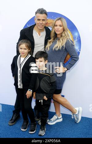 Edwin Arroyave, Teddi Mellencamp, Slate Arroyave et Cruz Arroyave lors de la première de « Sonic the Hedgehog » à Los Angeles au Paramount Theatre Banque D'Images