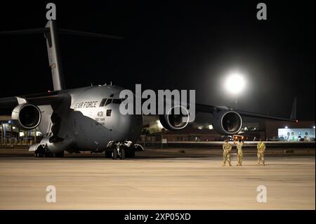 Un C-17 Globemaster III affecté à la 305e Escadre de mobilité aérienne prend la ligne de vol pendant Bamboo Eagle (BE) 24-3 à la base aérienne de Nellis, Nevada, le 2 août 2024. Grâce à l'utilisation de l'espace aérien désigné, BE 24-3 fournit aux aviateurs, alliés et partenaires un espace de combat multidimensionnel flexible, représentatif du combat pour mener des essais, le développement de tactiques et une formation avancée à l'appui des intérêts nationaux des États-Unis. (Photo de l'US Air Force par Airman 1st Class Brianna Vetro) Banque D'Images