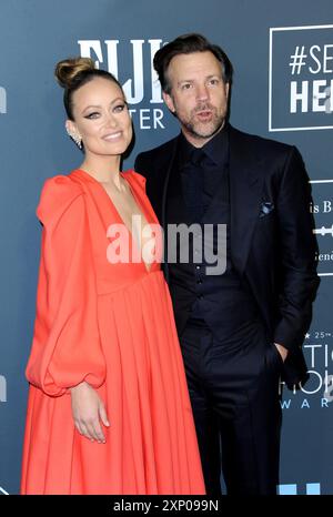 Olivia Wilde et Jason Sudeikis lors de la 25e cérémonie des Critics' Choice Awards qui s'est tenue au Barker Hangar à Santa Monica, États-Unis, le 12 janvier 2020 Banque D'Images