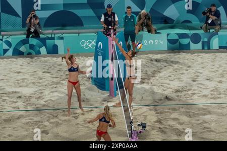 Paris, France. 02 août 2024. Les États-Unis battent l’Allemagne en Beach volley aux Jeux Olympiques d’été à Paris, en France, le vendredi 2 août 2024. L'équipe américaine (l) de Sara Hughes et Kelly Cheng a gagné 2-0 sur l'équipe allemande de Svenja Muller et Cinja Tillman. Photo de Pat Benic/UPI crédit : UPI/Alamy Live News Banque D'Images