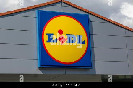 Nova Bana, Slovaquie, 18 mars 2022 : Lidl Shop Sign. Logo de la marque. Lidl est une chaîne allemande de détaillants à prix réduits internationaux qui opère plus de 11 000 Banque D'Images