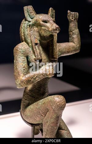 Horus à tête de chacal de Nekhen, de haute-Égypte, statuette en attitude de jubilance, bronze, période tardive, 664-332 av. J.-C., Égypte, collection de Banque D'Images