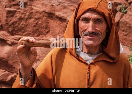 Agriculteur berbère avec houe, ait Blal, province d'azilal, chaîne de montagnes de l'Atlas, maroc Banque D'Images