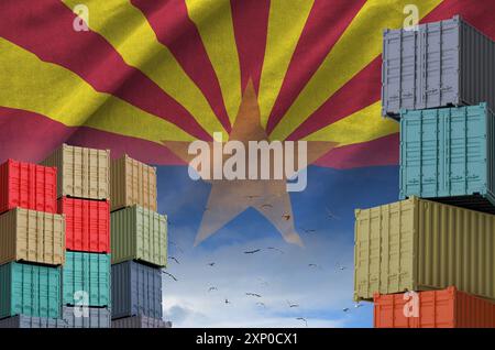 Arizaona drapeau de l'État américain et grande pile de conteneurs de fret maritime dans les docks avec fond de ciel en gros plan Banque D'Images