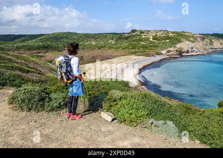 Randonneur sur la plage de Tortuga, Parc naturel de s'Albufera des Grau, Minorque, Îles Baléares, Espagne Banque D'Images