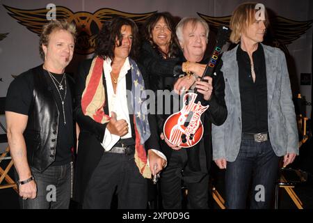 Manhattan, États-Unis d'Amérique. 27 juin 2008. NEW YORK - JUIN 27 : Joey Kramer, Steven Tyler, Joe Perry, Brad Whitford et Tom Hamilton assistent au lancement de Guitar Hero Aerosmith au Hard Rock CAF le 27 juin 2008 à New York. People : Aerosmith Credit : Storms Media Group/Alamy Live News Banque D'Images