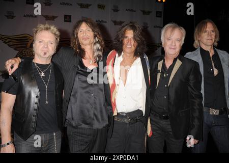 Manhattan, États-Unis d'Amérique. 27 juin 2008. NEW YORK - JUIN 27 : Joey Kramer, Steven Tyler, Joe Perry, Brad Whitford et Tom Hamilton assistent au lancement de Guitar Hero Aerosmith au Hard Rock CAF le 27 juin 2008 à New York. People : Aerosmith Credit : Storms Media Group/Alamy Live News Banque D'Images