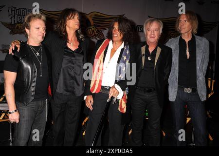 Manhattan, États-Unis d'Amérique. 27 juin 2008. NEW YORK - JUIN 27 : Joey Kramer, Steven Tyler, Joe Perry, Brad Whitford et Tom Hamilton assistent au lancement de Guitar Hero Aerosmith au Hard Rock CAF le 27 juin 2008 à New York. People : Aerosmith Credit : Storms Media Group/Alamy Live News Banque D'Images