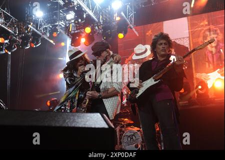 SUNRISE, FL - 09 AOÛT : Steven Tyler et Joe Perry d'Aerosmith jouent à la tournée Cocked, Locked, Ready to Rock du groupe au Bank Atlantic Center. Le 9 août 2010 à Sunrise, Floride. Les gens : Aerosmith Banque D'Images