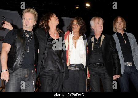 Manhattan, États-Unis d'Amérique. 27 juin 2008. NEW YORK - JUIN 27 : Joey Kramer, Steven Tyler, Joe Perry, Brad Whitford et Tom Hamilton assistent au lancement de Guitar Hero Aerosmith au Hard Rock CAF le 27 juin 2008 à New York. People : Aerosmith Credit : Storms Media Group/Alamy Live News Banque D'Images