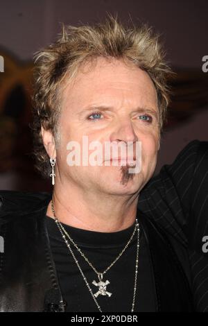 Manhattan, États-Unis d'Amérique. 27 juin 2008. NEW YORK - JUIN 27 : Joey Kramer, Steven Tyler, Joe Perry, Brad Whitford et Tom Hamilton assistent au lancement de Guitar Hero Aerosmith au Hard Rock CAF le 27 juin 2008 à New York. Personnes : Joey Kramer crédit : Storms Media Group/Alamy Live News Banque D'Images