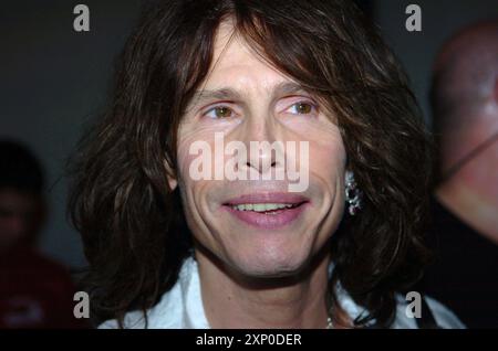 TOUTES LES IMAGES PRISES 2005-2006 MIAMI BEACH, FL (TOUTES LES IMAGES PRISES 2005-2006) -Reuters mardi, septembre 26, 2006 ; 20h36 Steven Tyler, chanteur principal du groupe de rock Aerosmith, a combattu l'hépatite C pendant trois ans et à un moment donné a subi une chimiothérapie qui "About m'a tué", a-t-il déclaré à la célèbre émission télévisée Access Hollywood. Dans une interview qui sera diffusée mardi, Tyler, 58 ans, a déclaré qu'il est resté « plutôt calme à ce sujet » après avoir été diagnostiqué avec la maladie il y a environ trois ans, quand Aerosmith était en pause de tournée et d'enregistrement. 'J'ai parlé à mon médecin. et il a dit que maintenant c'est le moment, et Banque D'Images