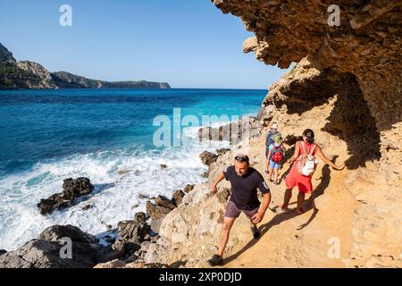 Famille marchant vers la plage de Coll Baix, Alcudia, Majorque, Îles Baléares, Espagne Banque D'Images