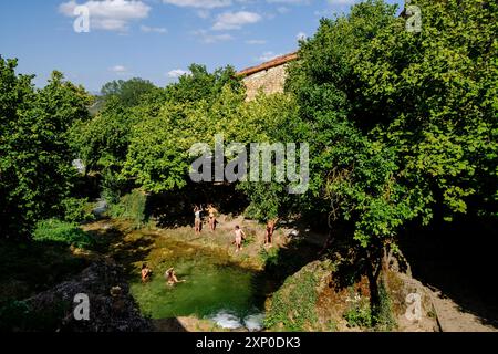 Groupe de baigneurs se rafraîchissant, rivière Molinar, Tobera, ville de la municipalité Burgos de Frias, Communauté autonome de Castille et Léon, Espagne Banque D'Images