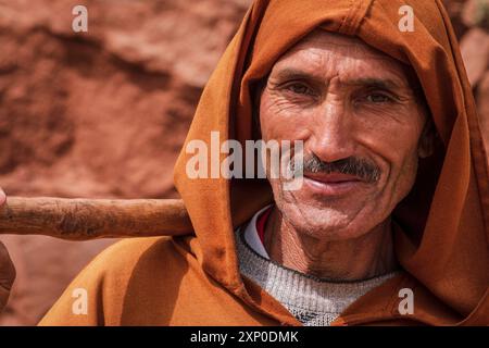 Agriculteur berbère avec houe, ait Blal, province d'azilal, chaîne de montagnes de l'Atlas, maroc Banque D'Images