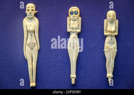 Figurines féminines ivoire avec les yeux incrustées de Lapis Lazuli. Egyptien ancien, Prédynastique du début du milieu, 3900-3300 av. J.-C., musée britannique, Londres, Angleterre, grande Banque D'Images