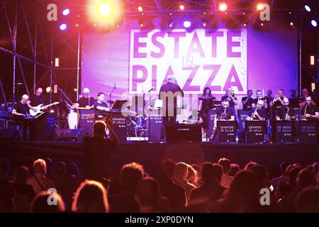 1er août 2024, Rome, Latium, Italie : Festival ''Estate in Piazza'' au marché municipal de Casal de' Pazzi à Rome. Organisé par la municipalité de Rome capitale en qualité de conseiller pour la culture Alessandro Onorato avec Zetema, zone du marché local entre viale Locke et via Augusto Comte, Municipio IV, performance de l'artiste ''Gerardo Di Lella-Big Band'' qui a présenté ''E ci RITORNI IN MENTE'' musique et paroles de Lucio Battisti. Le festival se poursuit dans les municipalités de Rome tout au long de l'été. (Crédit image : © Daniela Franceschelli/Pacific Press via ZUMA Pres Banque D'Images