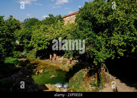 Groupe de baigneurs se rafraîchissant, rivière Molinar, Tobera, ville de la municipalité Burgos de Frias, Communauté autonome de Castille et Léon, Espagne Banque D'Images