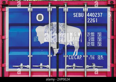 Wyoming drapeau de l'État américain représenté sur les portes métalliques du conteneur de fret maritime à l'extérieur dans la zone des docks en gros plan Banque D'Images