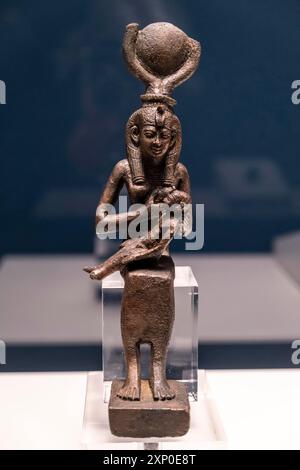 Statuette de la déesse Isis avec son fils Horus, bronze, période tardive, Egypte, collection du British Museum Banque D'Images