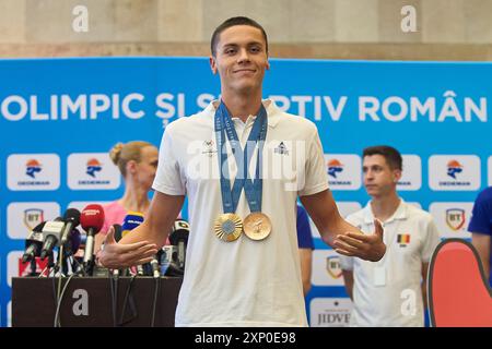 Otopeni, Roumanie. 2 août 2024 : le nageur médaillé d'or olympique roumain David Popovici revient des Jeux Olympiques de Paris 2024 à l'aéroport international Henri Coanda de Bucarest, à Otopeni, Roumanie. Popovici remporte la médaille d'or au 200 m nage libre masculin et le bronze au 100 m nage libre, devenant, à l'âge de 19 ans, le premier nageur roumain à remporter une médaille d'or olympique. Crédit : Lucian Alecu/Alamy Live News Banque D'Images