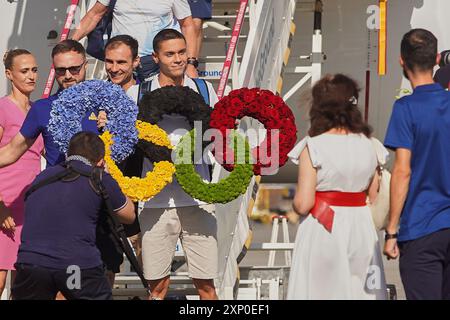 Otopeni, Roumanie. 2 août 2024 : le nageur médaillé d'or olympique roumain David Popovici revient des Jeux Olympiques de Paris 2024 à l'aéroport international Henri Coanda de Bucarest, à Otopeni, Roumanie. Popovici remporte la médaille d'or au 200 m nage libre masculin et le bronze au 100 m nage libre, devenant, à l'âge de 19 ans, le premier nageur roumain à remporter une médaille d'or olympique. Crédit : Lucian Alecu/Alamy Live News Banque D'Images