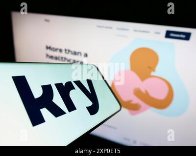 Stuttgart, Allemagne, 03-30-2022, téléphone portable avec le logo de la société suédoise de soins de santé Kry International AB sur l'écran devant le site Web. Concentrez-vous sur Banque D'Images