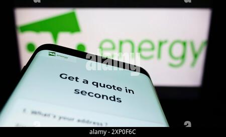 Stuttgart, Allemagne, 03-30-2022, téléphone portable avec la page web de la société de services publics britannique OVO Energy Ltd sur l'écran devant le logo de l'entreprise. Concentrez-vous sur Banque D'Images