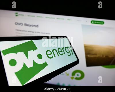 Stuttgart, Allemagne, 03-30-2022, smartphone avec le logo de la société de services publics britannique OVO Energy Ltd sur l'écran devant le site Web de l'entreprise. Concentrez-vous sur Banque D'Images