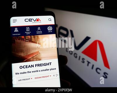 Stuttgart, Allemagne, 03-12-2013 2022 : personne tenant un smartphone avec la page web de la compagnie de fret française CEVA Logistics sur l'écran devant le logo. Concentrez-vous sur Banque D'Images